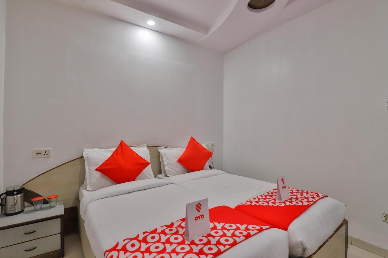 Oyo 1389 Hotel Relax Inn Surat Exterior foto