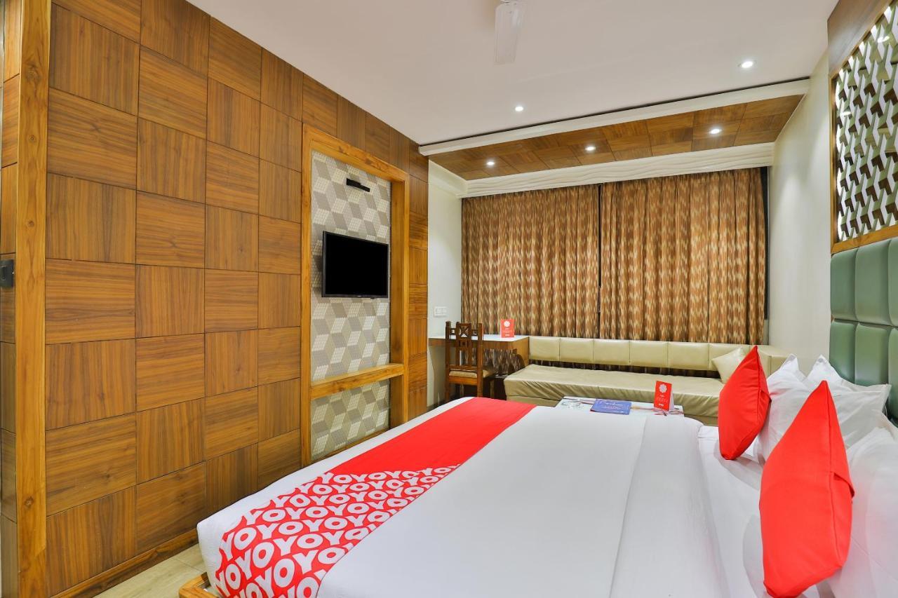 Oyo 1389 Hotel Relax Inn Surat Exterior foto