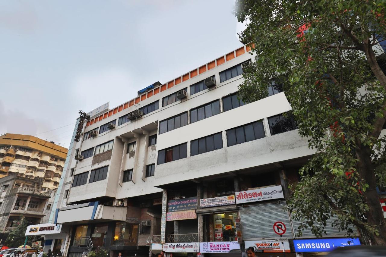 Oyo 1389 Hotel Relax Inn Surat Exterior foto